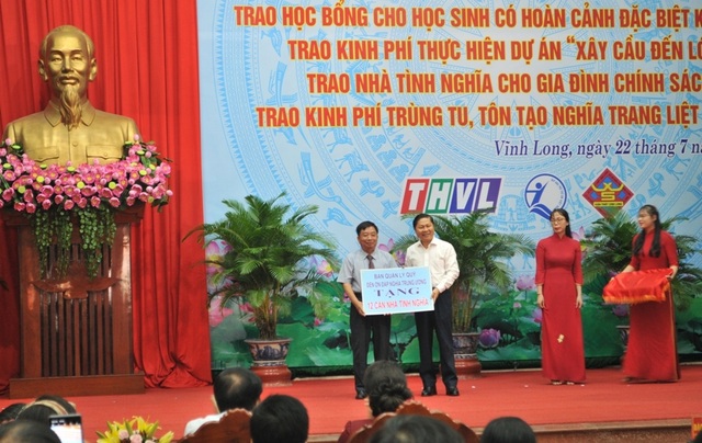 Trao nhà tình nghĩa và học bổng cho học sinh nghèo, người có công ở Vĩnh Long - 4 Trao nhà tình nghĩa và học bổng cho học sinh nghèo, người có công ở Vĩnh Long - 4