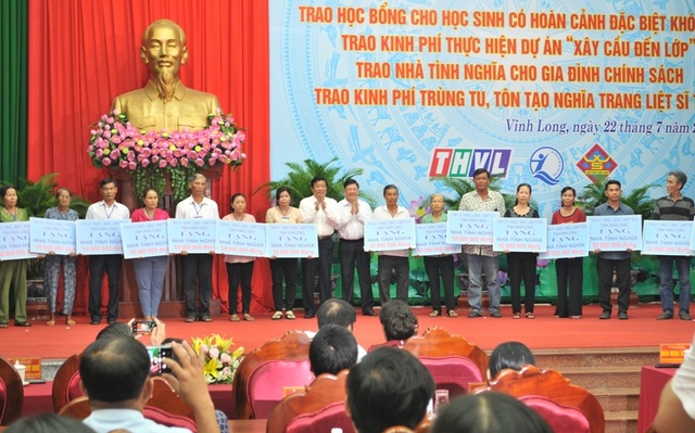 Trao nhà tình nghĩa và học bổng cho học sinh nghèo, người có công ở Vĩnh Long - 5 Trao nhà tình nghĩa và học bổng cho học sinh nghèo, người có công ở Vĩnh Long - 5