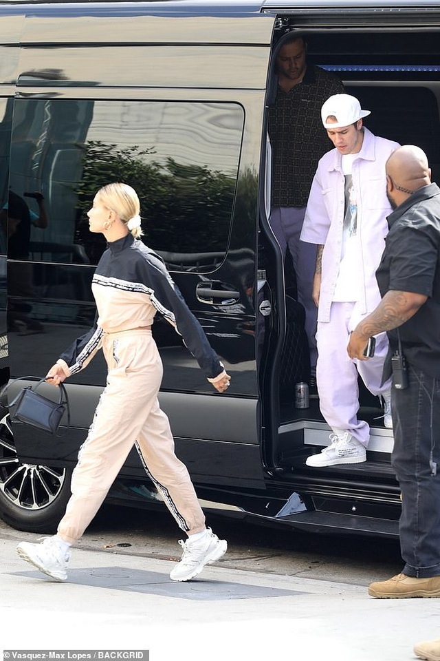Hailey Baldwin khoe ngực gợi cảm đi ăn cùng Justin Bieber - 8 Hailey Baldwin khoe ngực gợi cảm đi ăn cùng Justin Bieber - 8