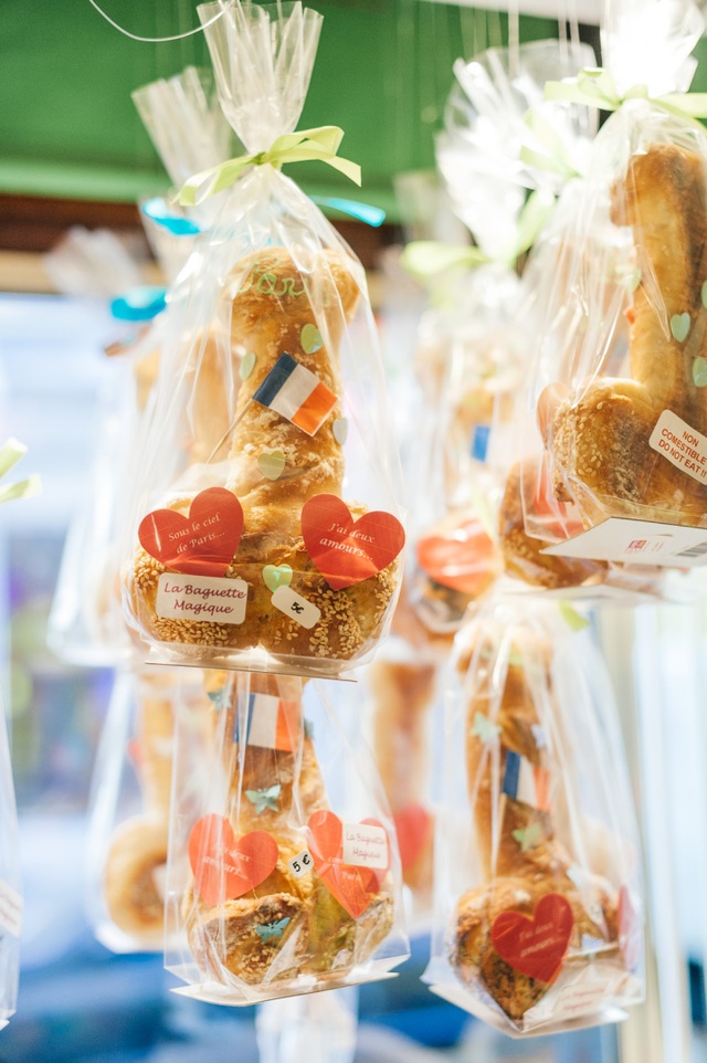 Bánh mỳ hình “của quý” hút khách nườm nượp - 1 Bánh mỳ hình “của quý” hút khách nườm nượp - 1
