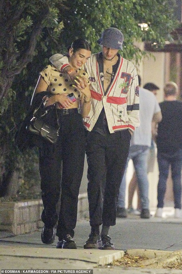 Anwar Hadid và Dua Lipa quấn quýt không rời - 3 Anwar Hadid và Dua Lipa quấn quýt không rời - 3