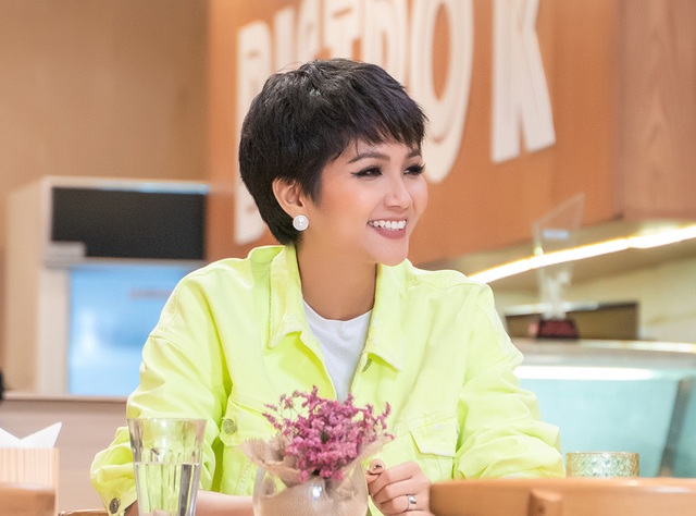 HHen Niê tiết lộ bạn trai hiện tại là mối tình đầu - 2 HHen Niê tiết lộ bạn trai hiện tại là mối tình đầu - 2