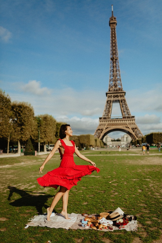 Á hậu Hoàng Oanh mang nón lá Việt thả dáng bên tháp Eiffel - 10 Á hậu Hoàng Oanh mang nón lá Việt thả dáng bên tháp Eiffel - 10