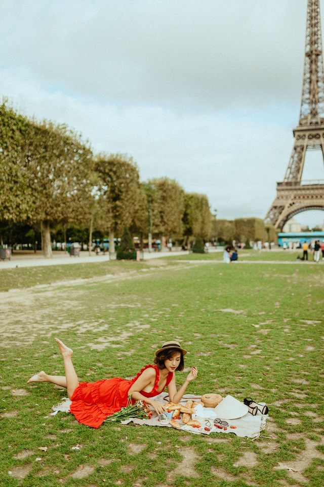 Á hậu Hoàng Oanh mang nón lá Việt thả dáng bên tháp Eiffel - 12 Á hậu Hoàng Oanh mang nón lá Việt thả dáng bên tháp Eiffel - 12