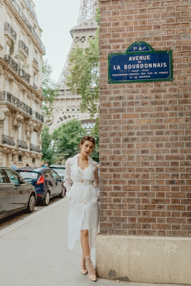 Á hậu Hoàng Oanh mang nón lá Việt thả dáng bên tháp Eiffel - 3 Á hậu Hoàng Oanh mang nón lá Việt thả dáng bên tháp Eiffel - 3
