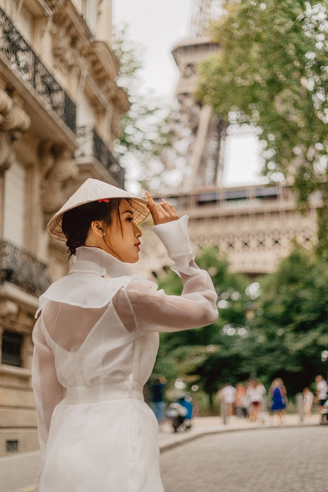 Á hậu Hoàng Oanh mang nón lá Việt thả dáng bên tháp Eiffel - 8 Á hậu Hoàng Oanh mang nón lá Việt thả dáng bên tháp Eiffel - 8