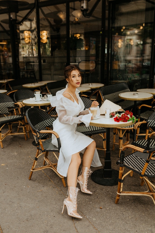 Á hậu Hoàng Oanh mang nón lá Việt thả dáng bên tháp Eiffel - 6 Á hậu Hoàng Oanh mang nón lá Việt thả dáng bên tháp Eiffel - 6