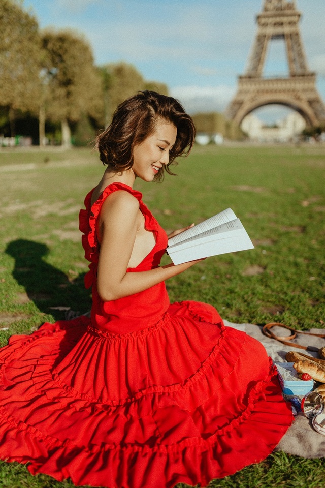 Á hậu Hoàng Oanh mang nón lá Việt thả dáng bên tháp Eiffel - 11 Á hậu Hoàng Oanh mang nón lá Việt thả dáng bên tháp Eiffel - 11