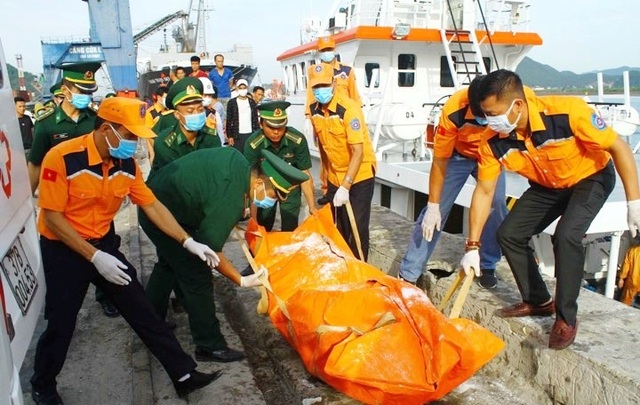 Đưa 1 phần thi thể tìm thấy gần tàu cá bị chìm vào bờ để nhận dạng - 1 Đưa 1 phần thi thể tìm thấy gần tàu cá bị chìm vào bờ để nhận dạng - 1