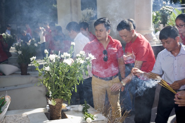 Rưng rưng về nguồn trong màu áo đỏ - 2 Rưng rưng về nguồn trong màu áo đỏ - 2
