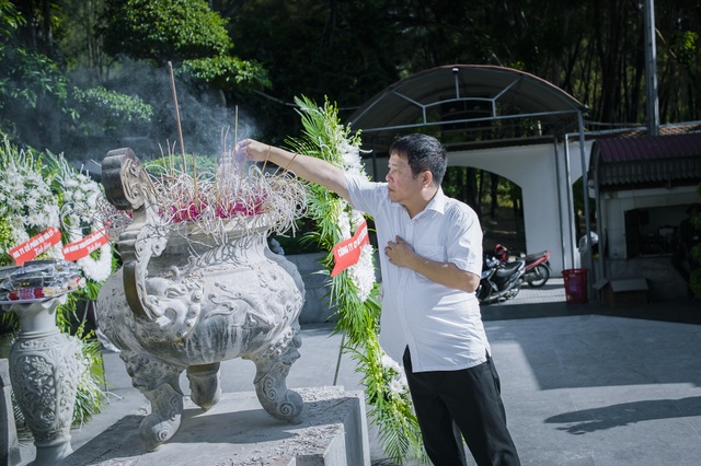 Rưng rưng về nguồn trong màu áo đỏ - 3 Rưng rưng về nguồn trong màu áo đỏ - 3