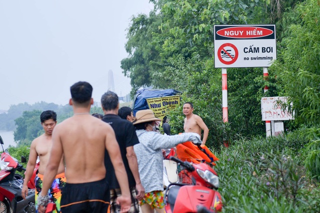 Bất chấp biển cấm, hàng trăm người đổ ra bãi cát ven sông Hồng tắm giải nhiệt - 2 Bất chấp biển cấm, hàng trăm người đổ ra bãi cát ven sông Hồng tắm giải nhiệt - 2