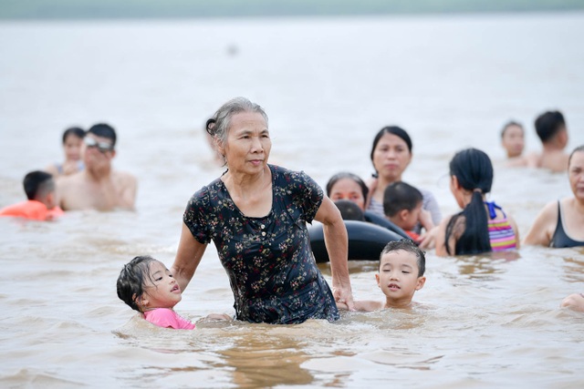 Bất chấp biển cấm, hàng trăm người đổ ra bãi cát ven sông Hồng tắm giải nhiệt - 10 Bất chấp biển cấm, hàng trăm người đổ ra bãi cát ven sông Hồng tắm giải nhiệt - 10