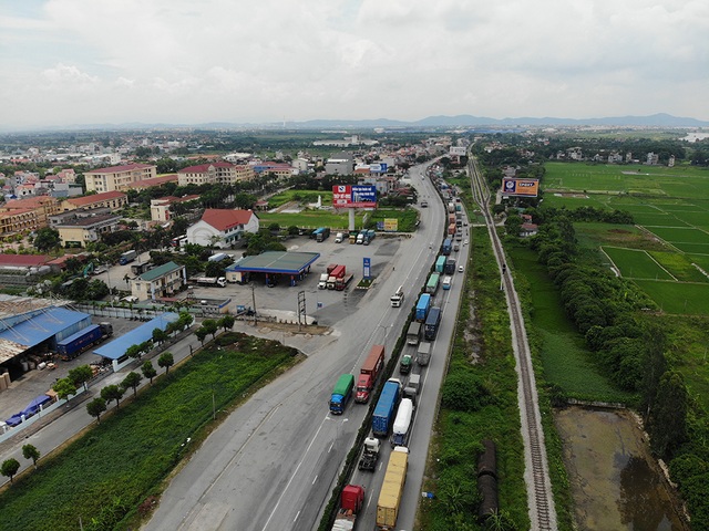 Quốc lộ 5 ùn tắc nghiêm trọng sau vụ tai nạn làm 5 người tử vong - 1 Quốc lộ 5 ùn tắc nghiêm trọng sau vụ tai nạn làm 5 người tử vong - 1