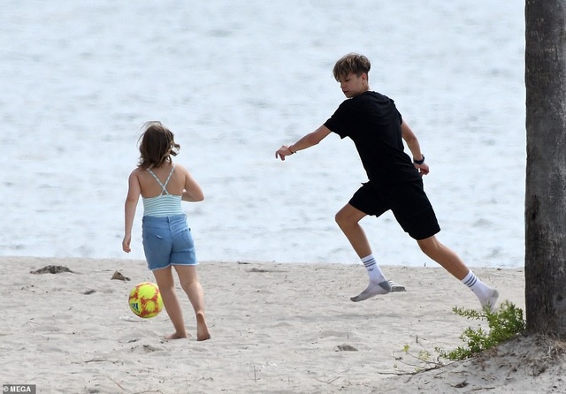 Các con của David Beckham đá bóng trên biển - 11 Các con của David Beckham đá bóng trên biển - 11