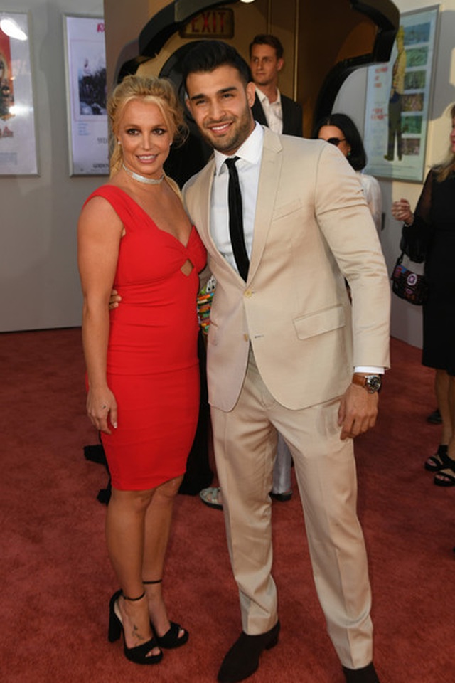 Britney Spears hôn bồ trẻ trên thảm đỏ - 1 Britney Spears hôn bồ trẻ trên thảm đỏ - 1