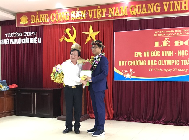 Nghệ An chào đón nam sinh giành huy chương Bạc Olympic Toán Quốc tế - 2 Nghệ An chào đón nam sinh giành huy chương Bạc Olympic Toán Quốc tế - 2