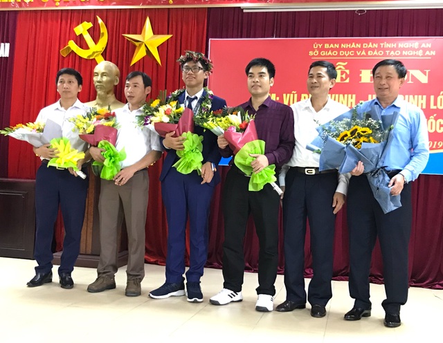 Nghệ An chào đón nam sinh giành huy chương Bạc Olympic Toán Quốc tế - 1 Nghệ An chào đón nam sinh giành huy chương Bạc Olympic Toán Quốc tế - 1