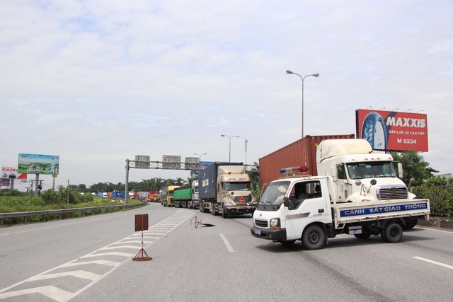 Tiếng xoạt xoạt cùng tia lửa bắn lên rồi thùng xe đè một lúc mấy người! - 8 Tiếng xoạt xoạt cùng tia lửa bắn lên rồi thùng xe đè một lúc mấy người! - 8