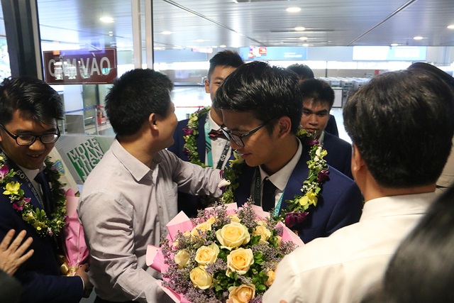 Rạng rỡ ngày về của 6 chàng trai đội tuyển Olympic Toán quốc tế 2019 - 7 Rạng rỡ ngày về của 6 chàng trai đội tuyển Olympic Toán quốc tế 2019 - 7