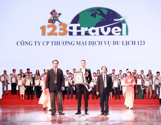 Dũng “Về nhà đi con” bất ngờ xuất hiện tại giải thưởng nhãn hiệu nổi tiếng Việt Nam - 1 Dũng “Về nhà đi con” bất ngờ xuất hiện tại giải thưởng nhãn hiệu nổi tiếng Việt Nam - 1