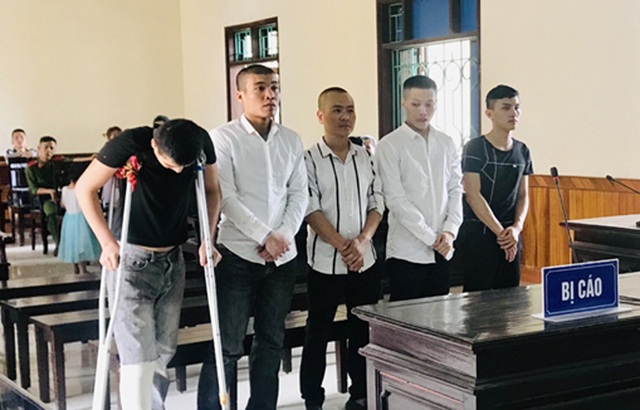 Bắt giữ, đánh đập con nợ, nhóm đối tượng côn đồ lĩnh 71 tháng tù - 1 Bắt giữ, đánh đập con nợ, nhóm đối tượng côn đồ lĩnh 71 tháng tù - 1