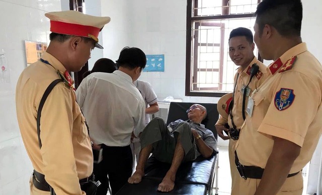 Cụ ông 81 tuổi bất tỉnh ven đường được CSGT Hà Nội giúp đỡ - 1 Cụ ông 81 tuổi bất tỉnh ven đường được CSGT Hà Nội giúp đỡ - 1