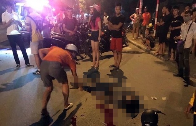 Hà Nội: Đôi nam nữ đi xe máy tông vào gốc cây ven đường, 1 người tử vong - 1