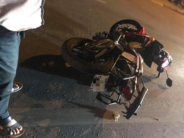 Hà Nội: Đôi nam nữ đi xe máy tông vào gốc cây ven đường, 1 người tử vong - 3