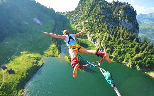Nhảy bungee bất ngờ bị tuột dây, du khách rơi tự do 100m xuống đất - 3 Nhảy bungee bất ngờ bị tuột dây, du khách rơi tự do 100m xuống đất - 3