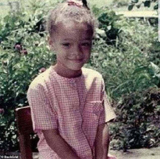 Rihanna sốc khi thấy bản sao nhí - 3 Rihanna sốc khi thấy bản sao nhí - 3