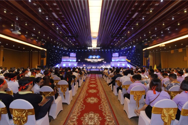 Gần 1000 “thủy thủ” hừng hực khí thế ra khơi tại chuỗi sự kiện kick-off Chinh phục miền đất hứa FLC Quảng Ngãi - 1 Gần 1000 “thủy thủ” hừng hực khí thế ra khơi tại chuỗi sự kiện kick-off Chinh phục miền đất hứa FLC Quảng Ngãi - 1