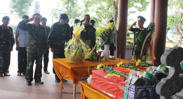 Phát hiện, cất bốc 3 hài cốt liệt sĩ tại vườn nhà dân - 1 Phát hiện, cất bốc 3 hài cốt liệt sĩ tại vườn nhà dân - 1