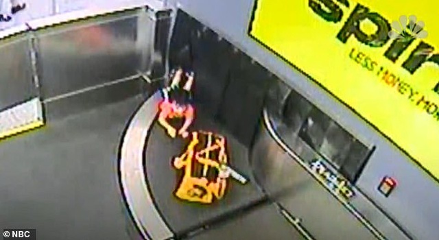 Thót tim cảnh bé trai bị cuốn vào băng chuyền hành lý tại sân bay Mỹ