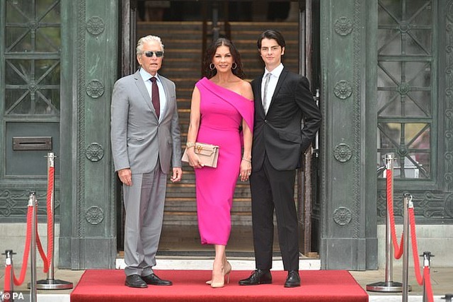 Catherine Zeta Jones quyến rũ dự sự kiện cùng chồng con - 1 Catherine Zeta Jones quyến rũ dự sự kiện cùng chồng con - 1