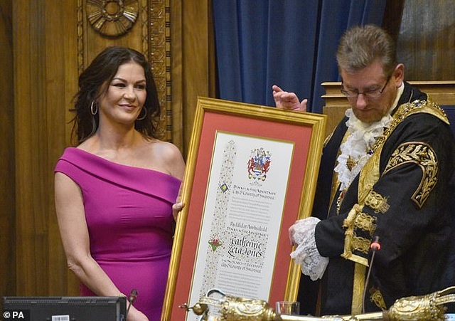 Catherine Zeta Jones quyến rũ dự sự kiện cùng chồng con - 9 Catherine Zeta Jones quyến rũ dự sự kiện cùng chồng con - 9