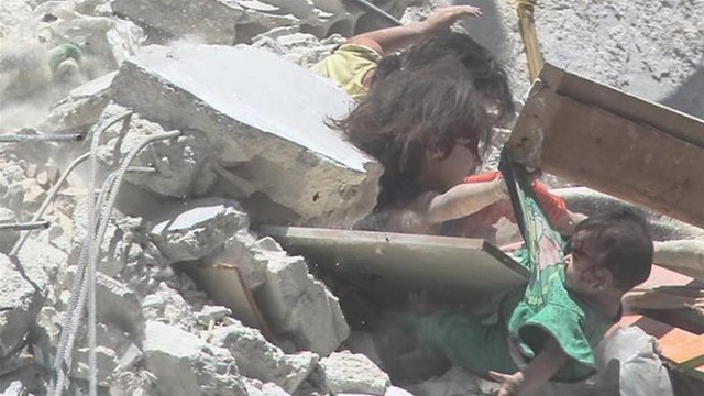 Ảnh bé gái Syria 5 tuổi cứu em từ ngôi nhà trúng tên lửa gây “ám ảnh” - Ảnh minh hoạ 2