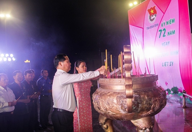 Thanh niên Bình Định thắp nến tri ân tại các nghĩa trang liệt sỹ - 2 Thanh niên Bình Định thắp nến tri ân tại các nghĩa trang liệt sỹ - 2