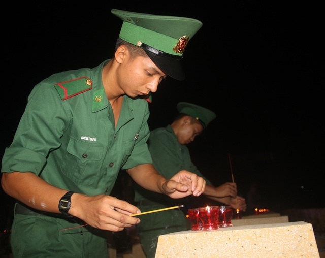 Thanh niên Bình Định thắp nến tri ân tại các nghĩa trang liệt sỹ - 7 Thanh niên Bình Định thắp nến tri ân tại các nghĩa trang liệt sỹ - 7