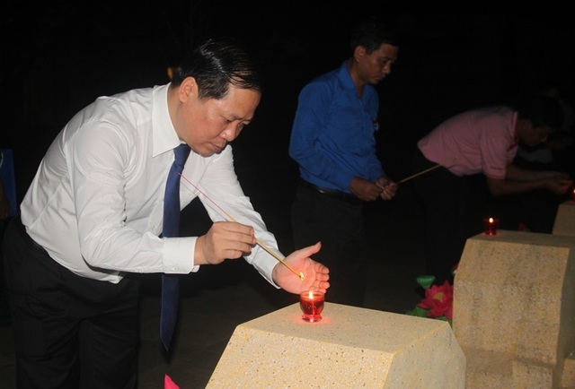 Thanh niên Bình Định thắp nến tri ân tại các nghĩa trang liệt sỹ - 4 Thanh niên Bình Định thắp nến tri ân tại các nghĩa trang liệt sỹ - 4