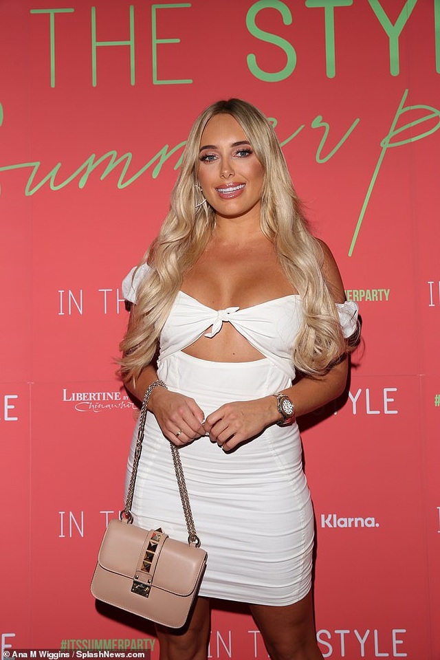 Amber Turner tự tin khoe vòng một dao kéo - 1 Amber Turner tự tin khoe vòng một dao kéo - 1