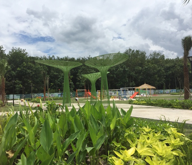 4 công viên chức năng đang được gấp rút hoàn thiện, những mảng xanh dần xuất hiện, khu vui chơi dành cho thiếu nhi đã được lắp ráp và sử dụng.