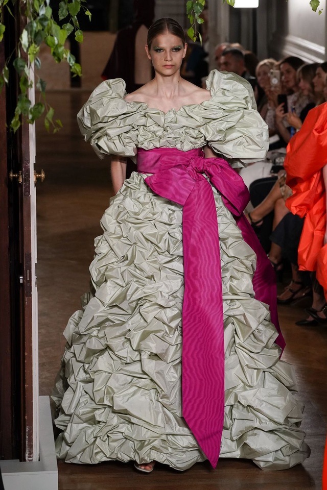 Những bộ váy xa hoa nhất tại tuần lễ thời trang Paris  Báo Dân trí