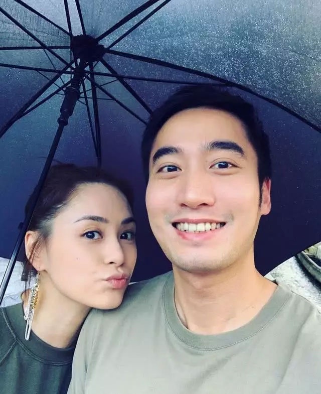 Chung Hân Đồng tranh thủ “hâm nóng” cùng ông xã kém tuổi - 3 Chung Hân Đồng tranh thủ “hâm nóng” cùng ông xã kém tuổi - 3