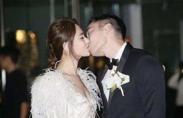 Chung Hân Đồng tranh thủ “hâm nóng” cùng ông xã kém tuổi - 2 Chung Hân Đồng tranh thủ “hâm nóng” cùng ông xã kém tuổi - 2