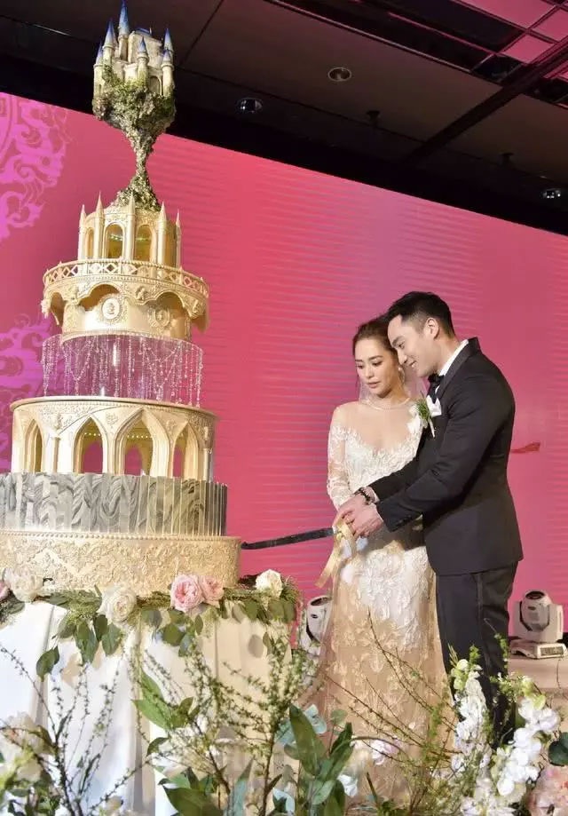 Chung Hân Đồng tranh thủ “hâm nóng” cùng ông xã kém tuổi - 1 Chung Hân Đồng tranh thủ “hâm nóng” cùng ông xã kém tuổi - 1