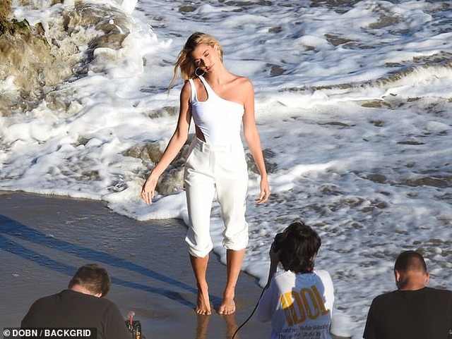 Hailey Bieber tạo dáng quyến rũ bên biển - 3 Hailey Bieber tạo dáng quyến rũ bên biển - 3