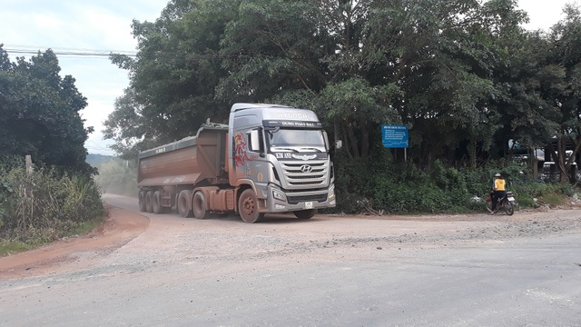 Hàng loạt xe trọng tải lớn tiếp tục “thách đố” lực lượng chức năng tại Đắk Nông - 4 Hàng loạt xe trọng tải lớn tiếp tục “thách đố” lực lượng chức năng tại Đắk Nông - 4