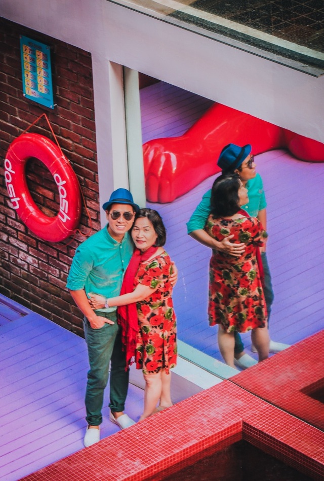 MC Nguyên Khang thực hiện ước mơ nắm tay mẹ đi khắp thế giới - 18 MC Nguyên Khang thực hiện ước mơ nắm tay mẹ đi khắp thế giới - 18