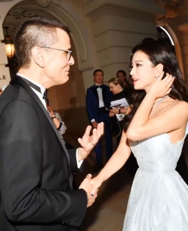 Song Hye Kyo lại khiến fan ngất ngây với loạt ảnh lả lơi, gợi cảm - 3 Song Hye Kyo lại khiến fan ngất ngây với loạt ảnh lả lơi, gợi cảm - 3